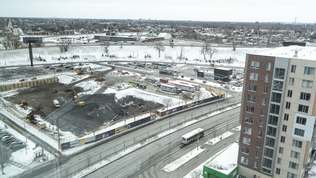Le chantier du projet immobilier Sir Charles à proximité du métro Longueuil-Université-de-Sherbrooke. Photo prise le 23 février 2022.