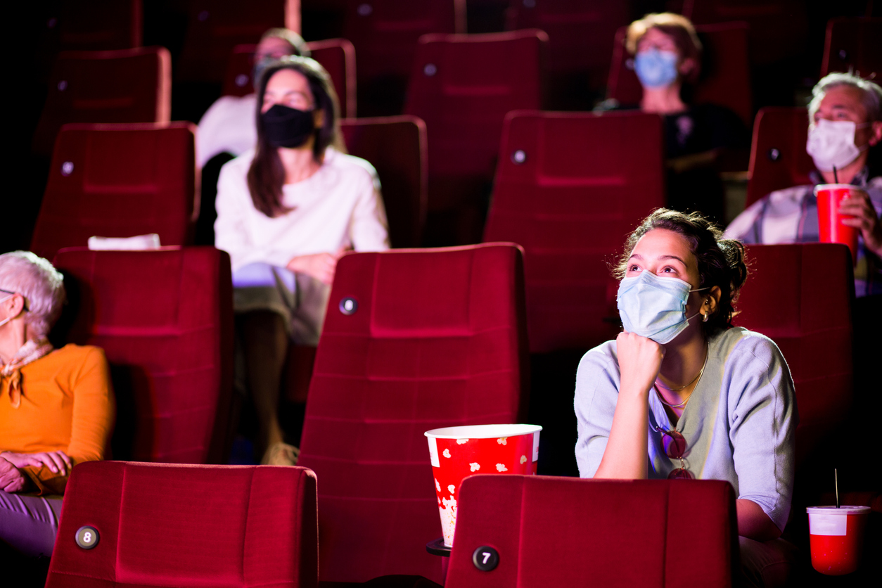 salle de cinéma en mode covid avec une capacité limitée et des masques