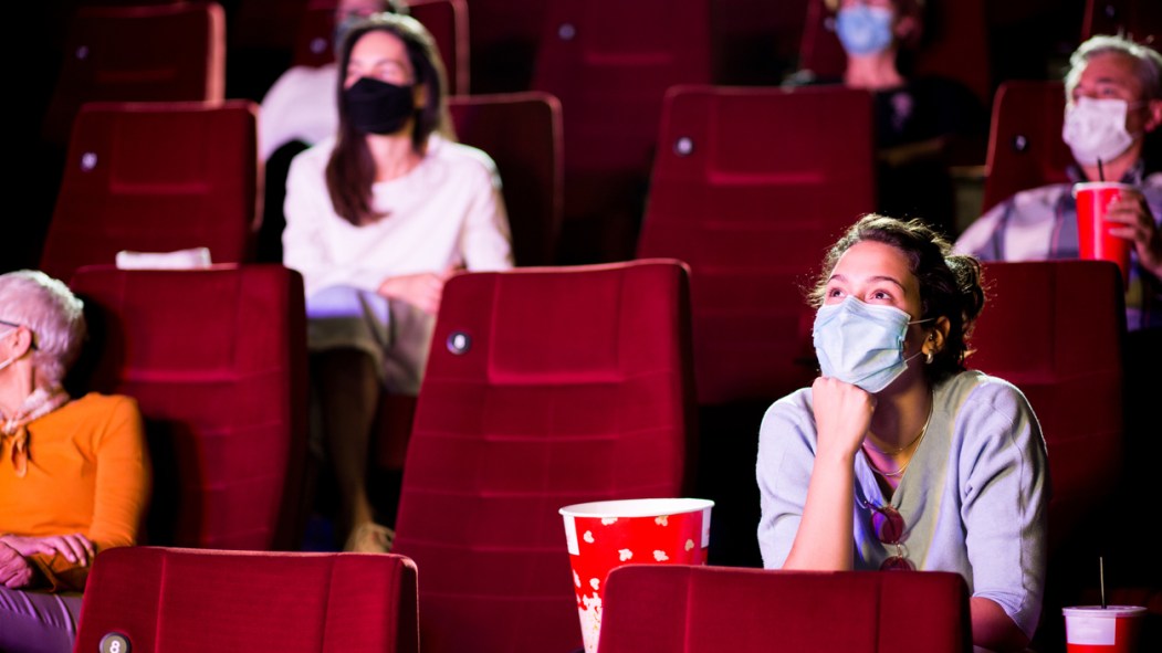 salle de cinéma en mode covid avec une capacité limitée et des masques