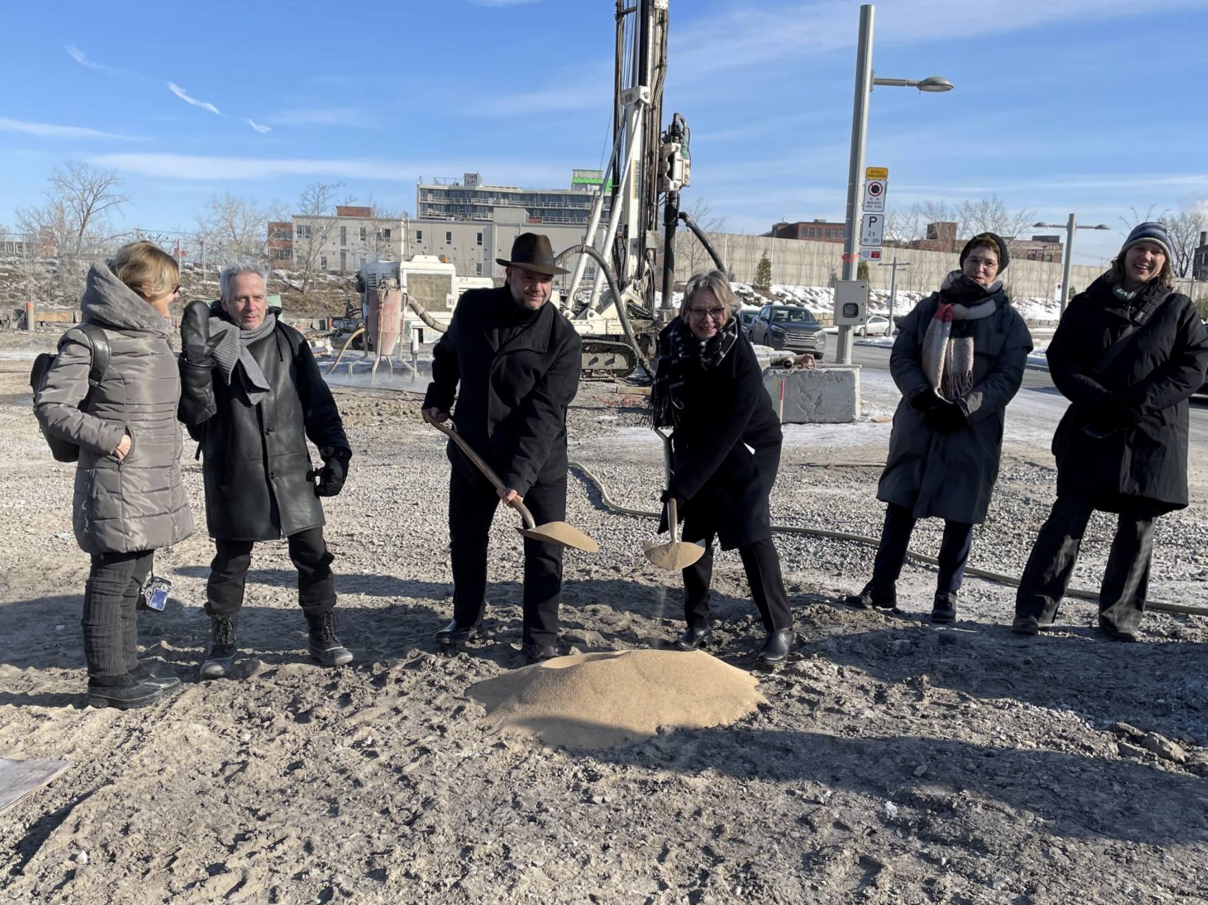 La ministre Chantal Rouleau et le vice-président du comité exécutif responsable de l’habitation Benoit Dorais ont lancé le projet Coop MIL lors d’une pelleter de terre ce lundi 14 février.