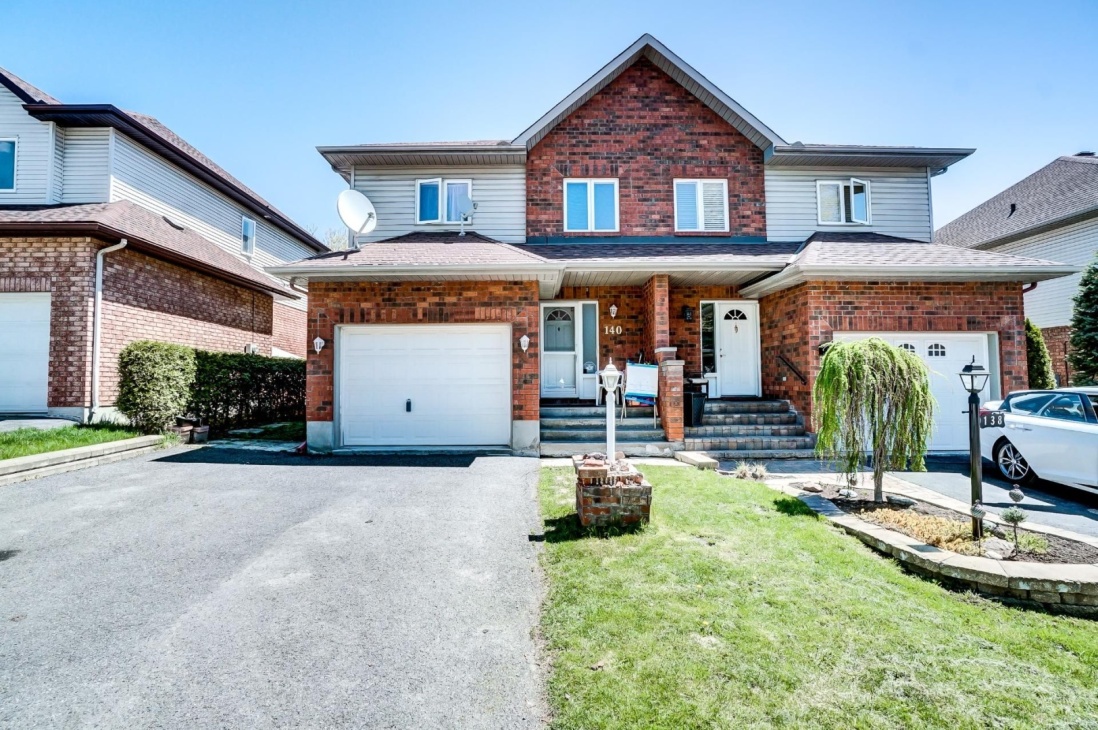 La maison à vendre à Hull, près de Gatineau. L'intérieur est couvert de moisissures.