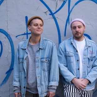 La rappeuse Calamine et son beatmaker, K&egrave;the Magan&eacute;, tous deux fi&egrave;rement queer et &eacute;voluant dans le milieu du hip-hop qu&eacute;b&eacute;cois.