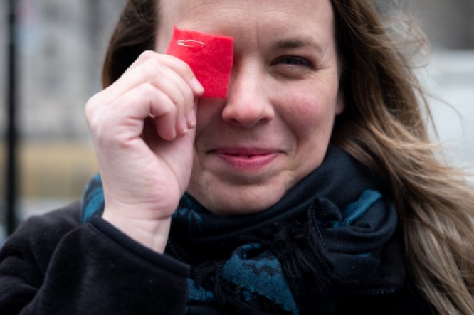 Martine Desjardins, ex-présidente de la FEUQ, porte un carré rouge devant son visage lors d'une entrevue sur le 10e anniversaire de la manifestation étudiante du 22 mars 2012.