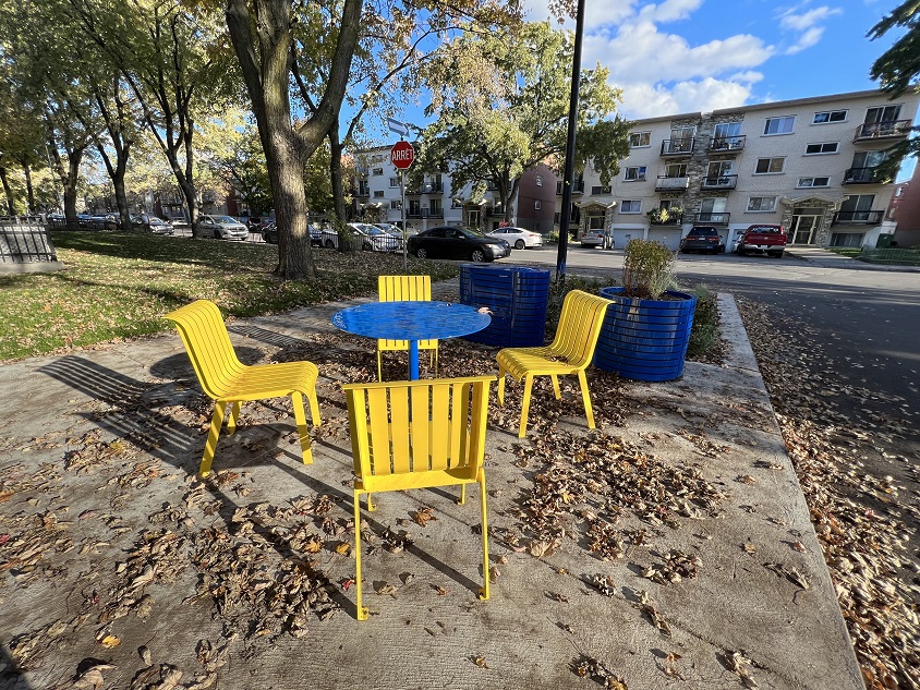 Une table extérieure sur l'avenue Jubinville, à Montréal-Nord