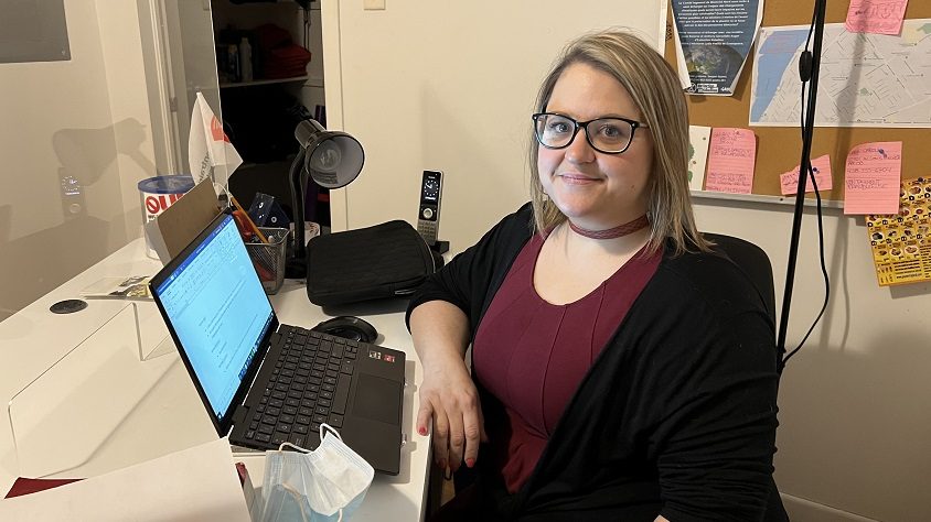 Jacynthe Morin à son bureau au comité logement