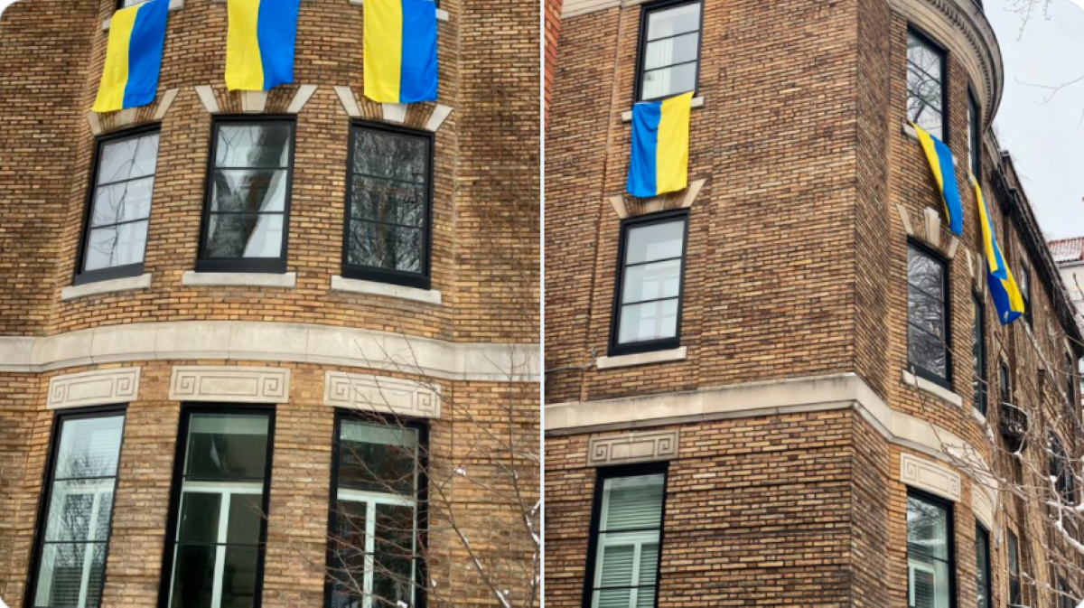 Des drapeaux de l'Ukraine flottent sur la devanture d'un édifice faisant face au consulat russe de Montréal.