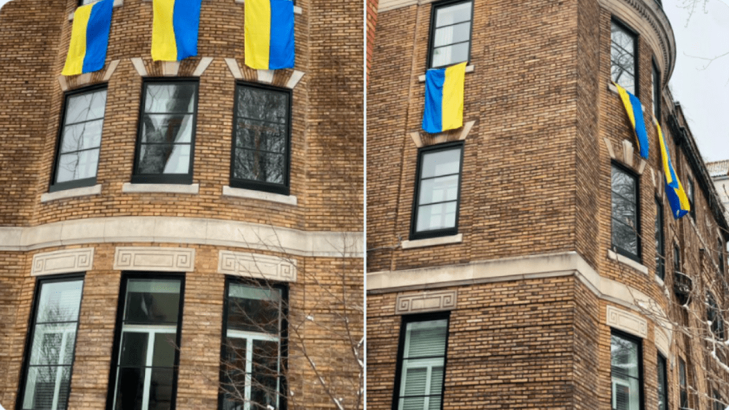 Des drapeaux de l'Ukraine flottent sur la devanture d'un édifice faisant face au consulat russe de Montréal.