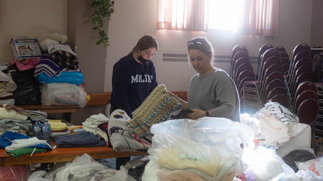Anya et Kalyan trient les vêtements qui seront donnés aux réfugiés ukrainiens qui arriveront à Montréal.