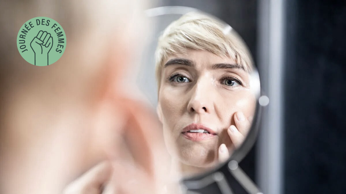 Femme se regardant dans un miroir