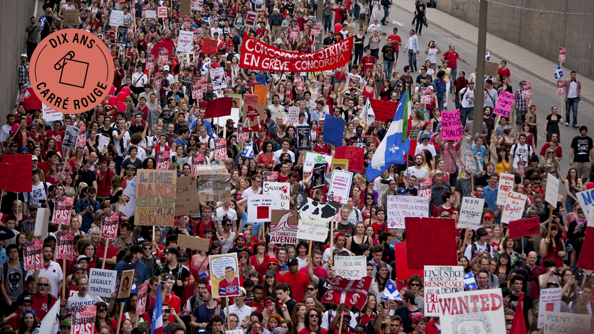 Photo montrant la foule de haut lors de la manifestation étudiante record du 22 mars 2012.