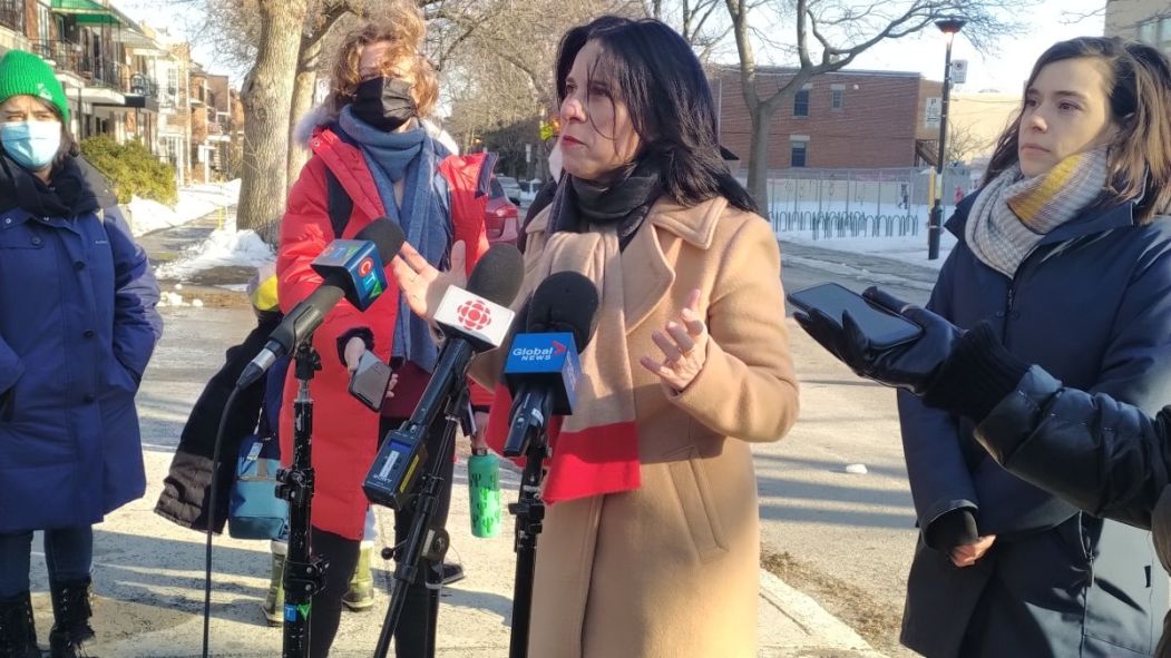 La mairesse de Montréal, Valérie Plante, lors d'une annonce concernant le Programme de sécurisation aux abords des écoles.