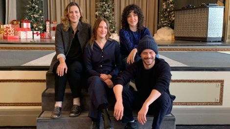 India Desjardins entour&eacute;e d'une partie de l'&eacute;quipe de son film "23 d&eacute;cembre", la r&eacute;alisatrice Miryam Bouchard et les acteurs Virginie Fortin et Fran&ccedil;ois Arnaud