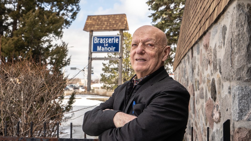 L'homme d'affaires montréalais Peter Sergakis sur la terrasse de l'un de ses restaurants
