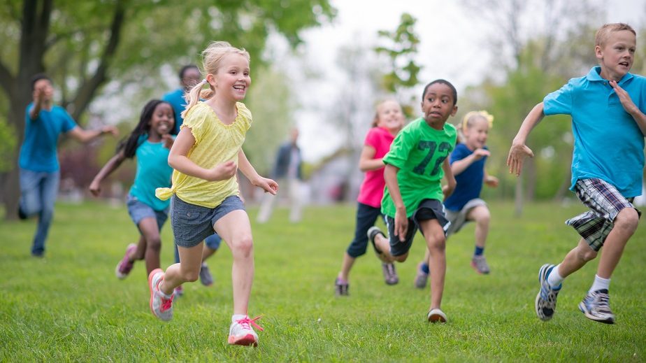 Des enfants courent dans un parc