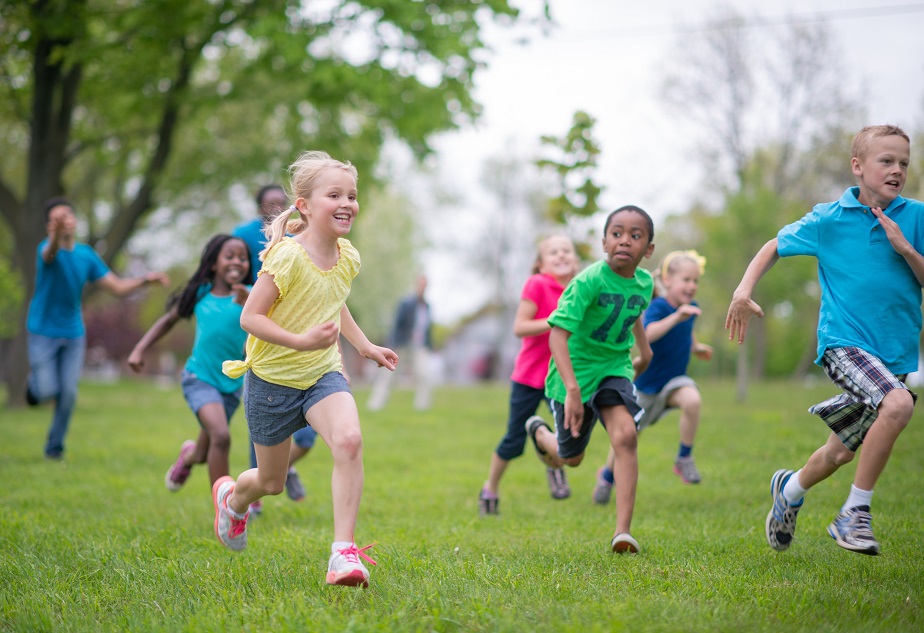 Des enfants courent dans un parc