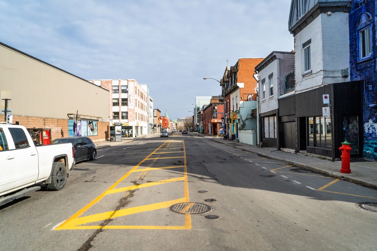L'avenue Des Pins vers l'est, au coin du boulevard Saint-Laurent.
