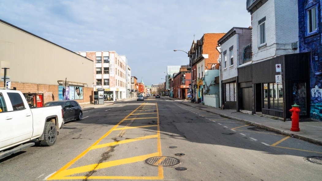 L'avenue Des Pins vers l'est, au coin du boulevard Saint-Laurent.