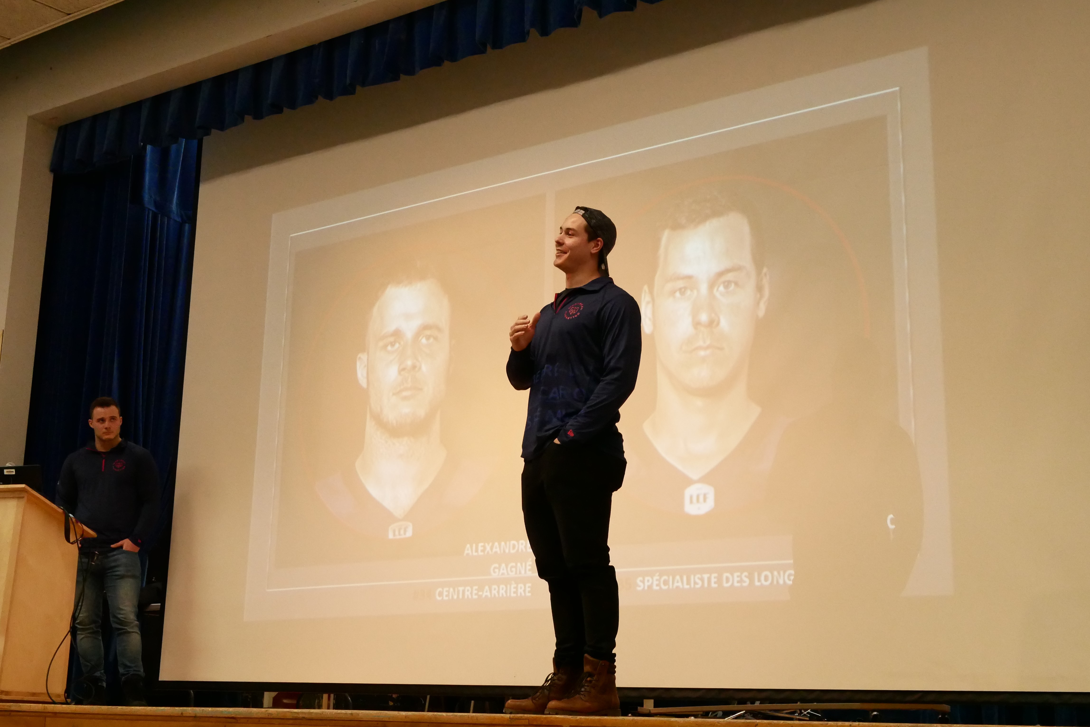 les joueurs des alouettes de Montréal se sont adressés aux élèves pour parler d'éducation et de vie professionnelle