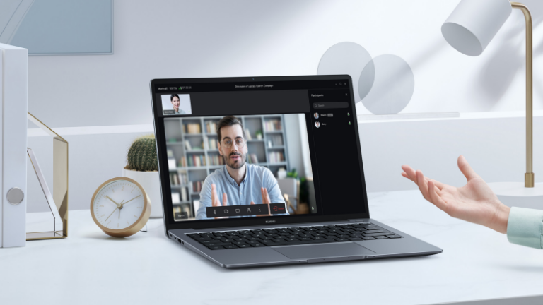 On retrouve quatre micros à l’avant de l’ordinateur, pensés pour la vidéoconférence. huawei matebook 14s micros pensés pour vidéoconférences télétravail