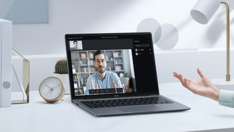 On retrouve quatre micros à l’avant de l’ordinateur, pensés pour la vidéoconférence. huawei matebook 14s micros pensés pour vidéoconférences télétravail