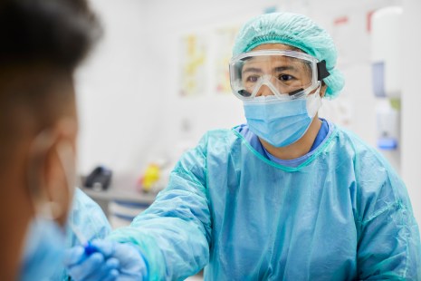 Une travailleuse de la santé administre un test de COVID-19 dans un hôpital