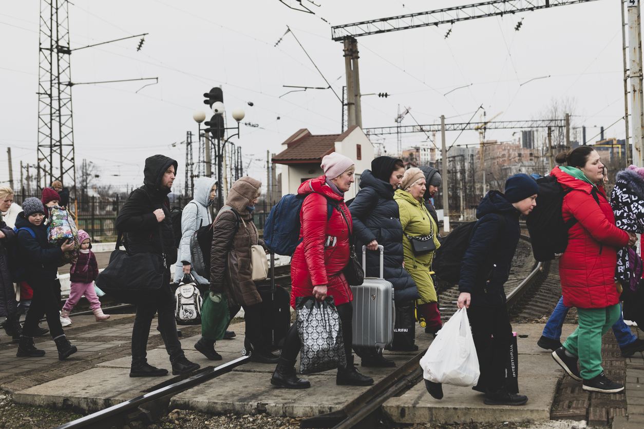 Des réfugiés Ukrainiens arrivant à une station de train à Liev
