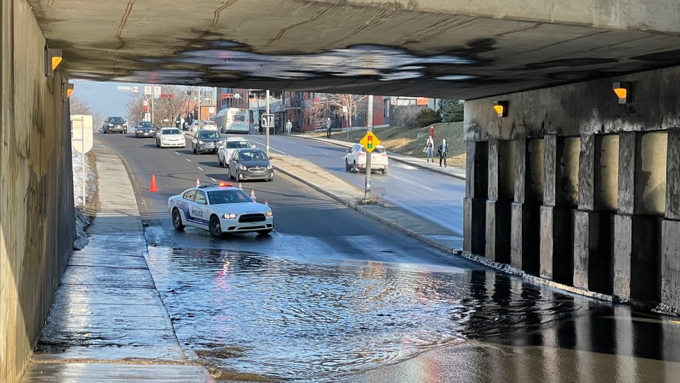 L'accumulation d'eau sur le boulevard Décarie