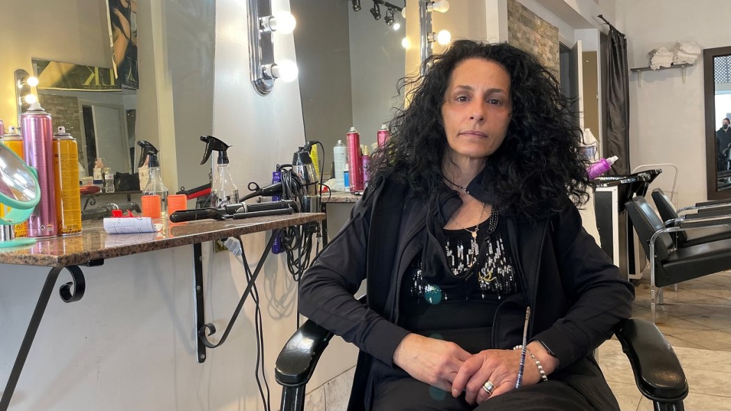 La propriétaire du salon de coiffure, Nuzzia Ferrara.