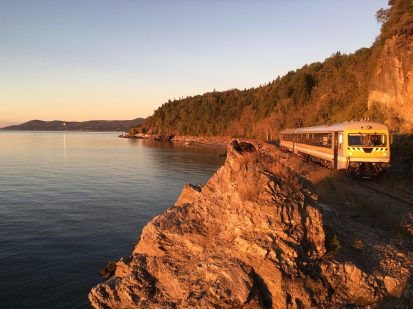 Le train de Charlevoix qui fait l'aller-retour entre Qu&eacute;bec et La Malbaie est pris&eacute; des touristes.