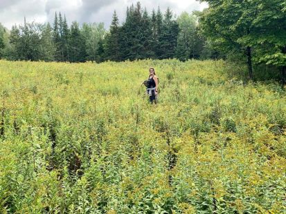 Claudia Balsalobre dans un champ dans sa maison, dans les Laurentides.