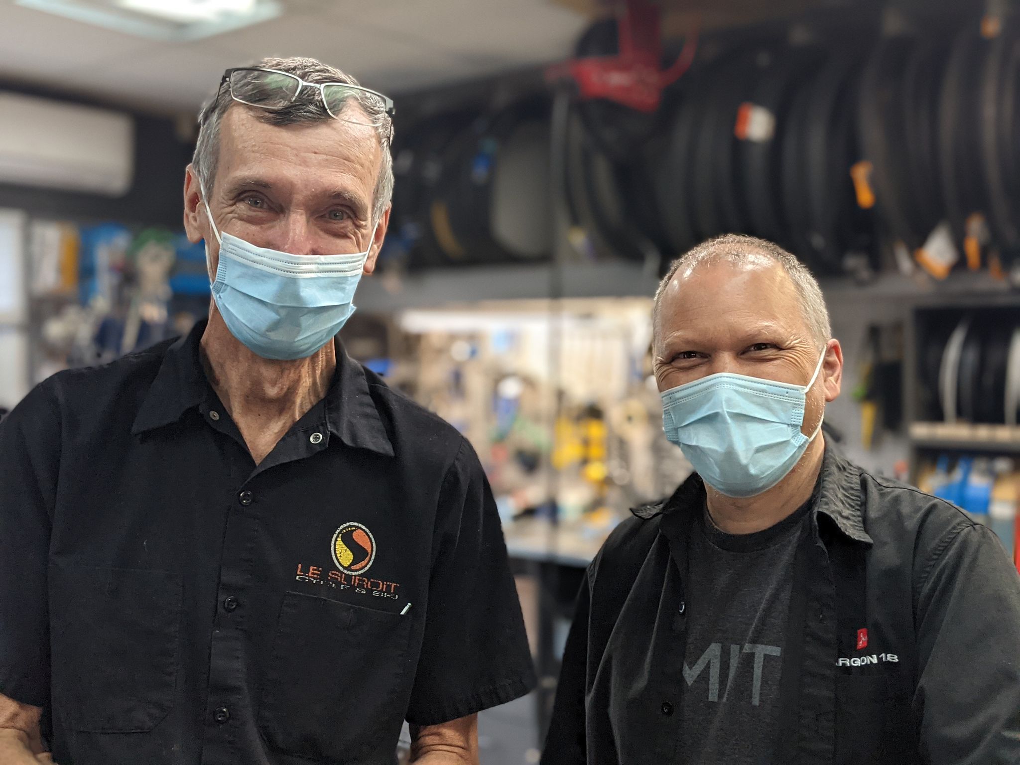 Le propri&eacute;taire du Suro&icirc;t Cycle et Ski &agrave; Vaudreuil, Michel Bourbonnais (droite) et son employ&eacute; m&eacute;canicien, Gaetan.