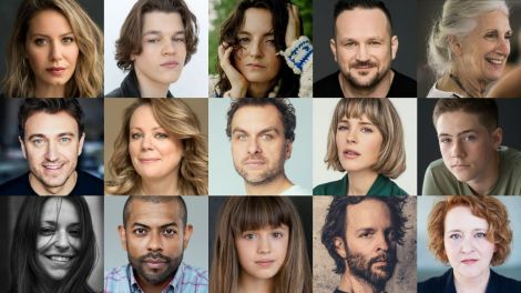 La minis&eacute;rie "Les yeux ferm&eacute;s"