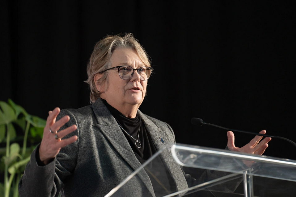 La ministre responsable de la métropole, Chantal Rouleau, devant un lutrin, lors d'un événement de la Chambre de commerce de l'Est de Montréal.