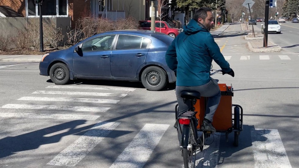 Au croisement des rues Prieur Est et Christophe-Colomb, il est fréquent de voir des automobilistes couper la route aux vélos qui traversent.
