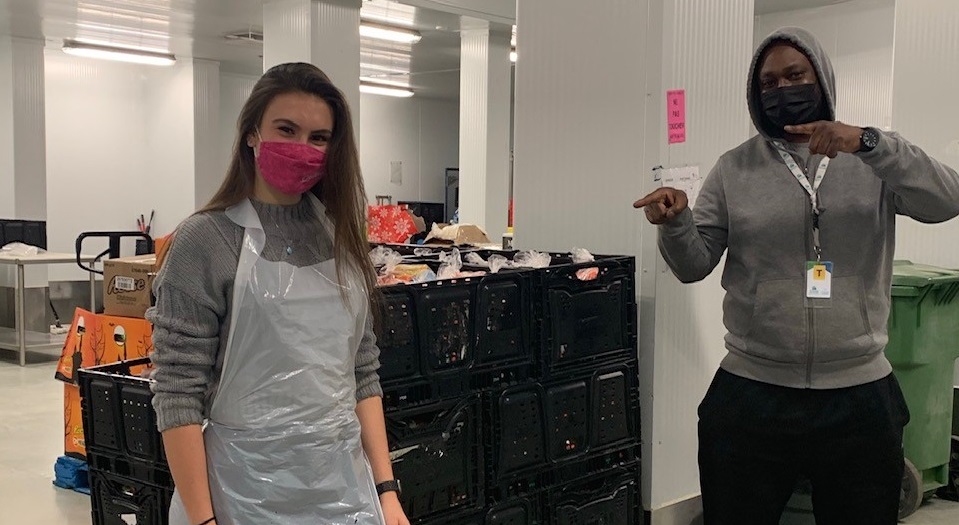 La Miss Teen Québec 2020 au centre de tri de la Mission Bon Accueil, un des organismes communautaires pour lesquels elle est bénévole.