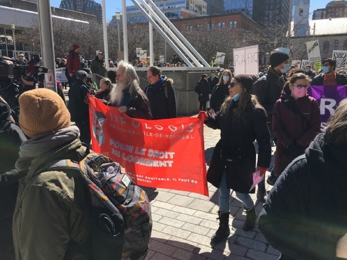 Les membres d'Infologis de l'est de l'île de Montréal lors d'une manifestation le 4 avril dernier.