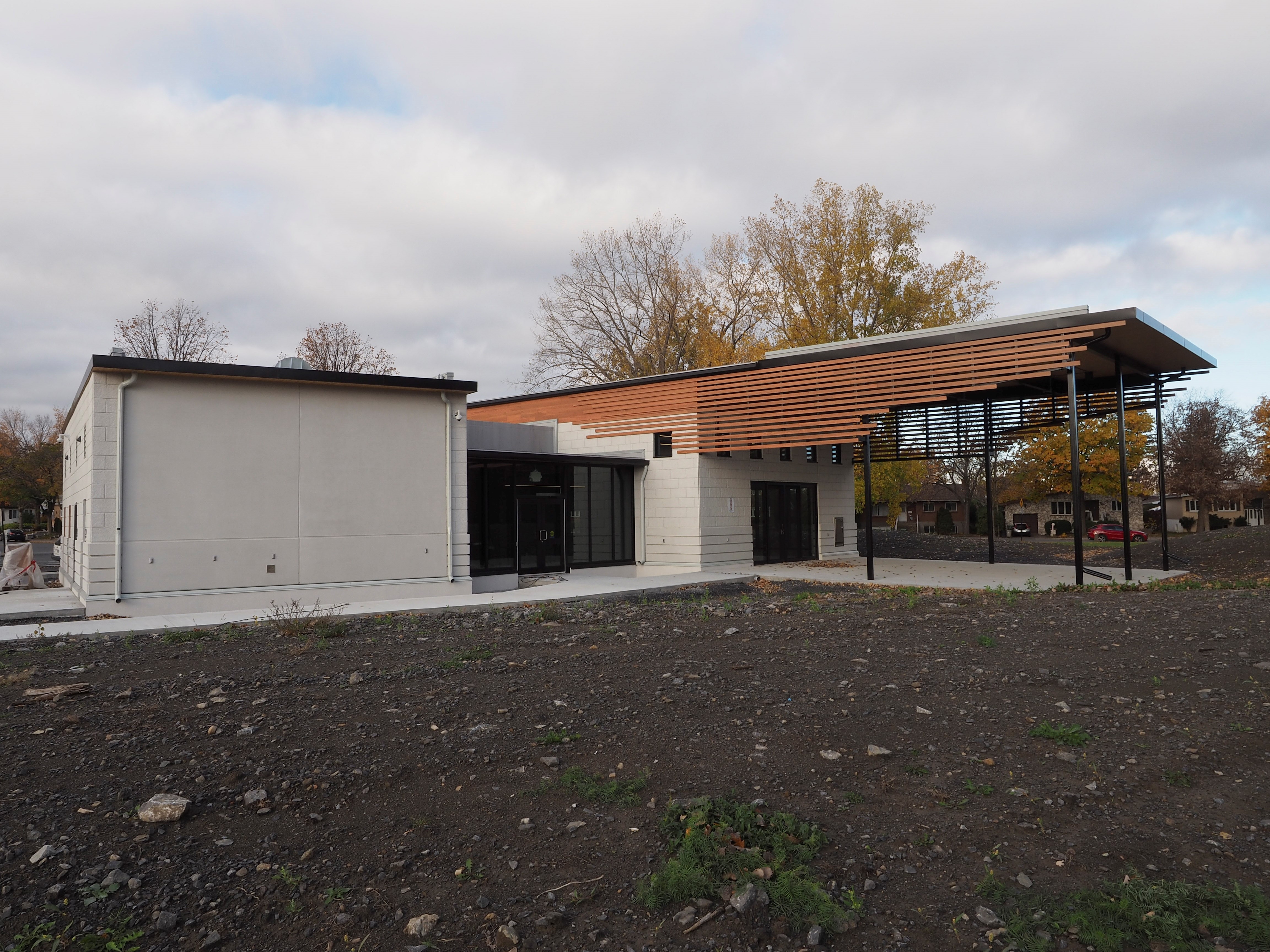 L’engazonnement reste à faire autour du chalet du parc Armand-Bombardier.