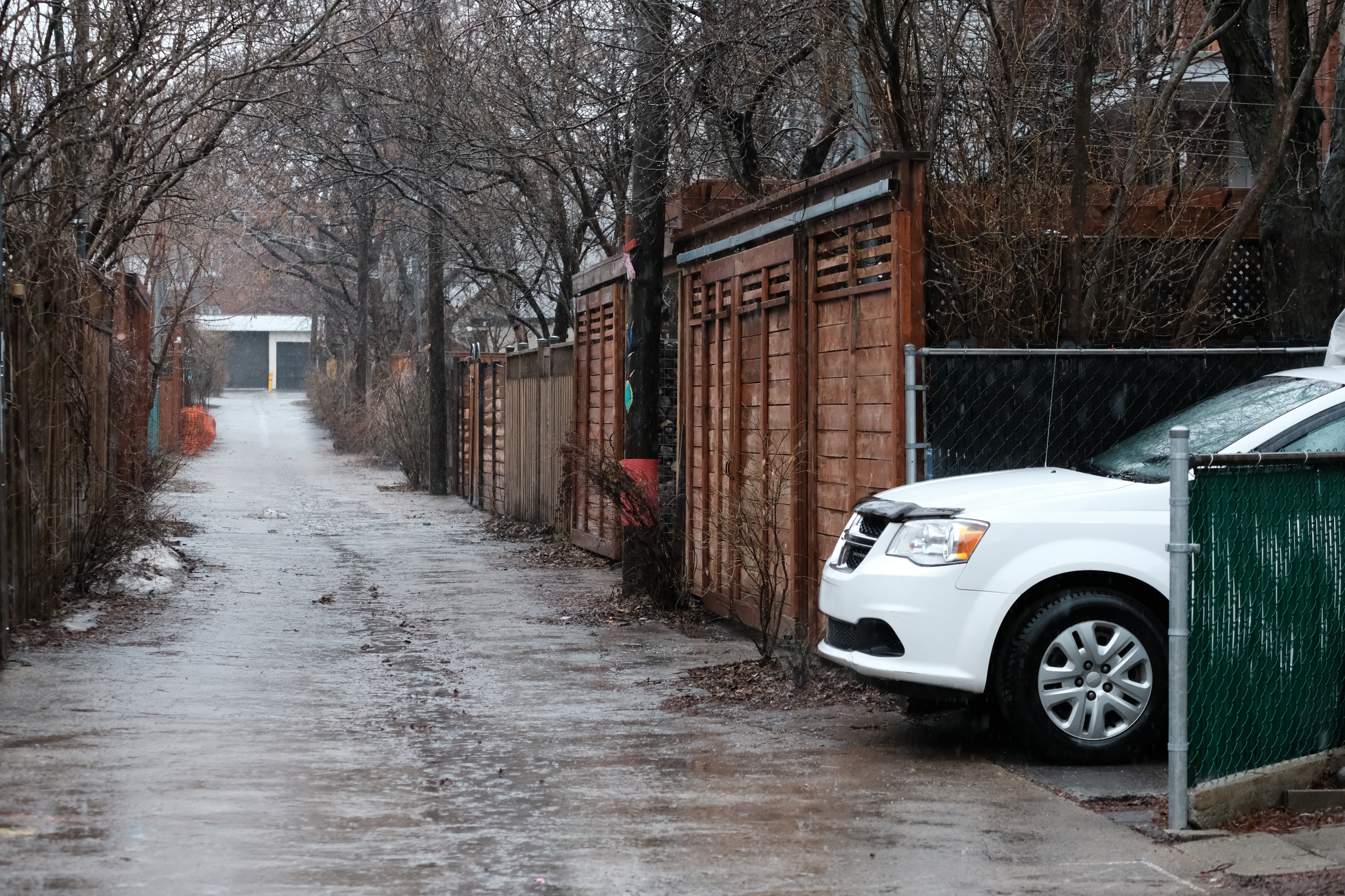 La ruelle verte entre la 5e et la 4e avenue près du coin Holt.