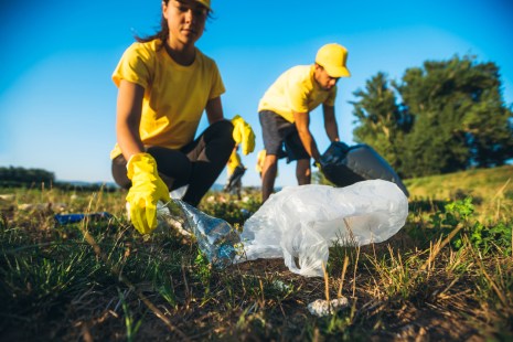 Des gens lors d'une corvée de nettoyage.