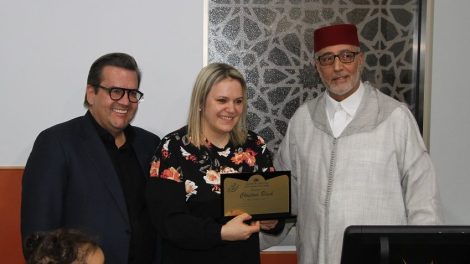 Chrstine Black reçoit une plaque de reconnaissance aux côtés de Denis Coderre et Abdelaziz Rzik.