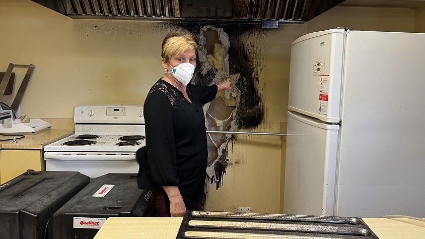 Brunilday Reyes dans la cuisine incendiée.