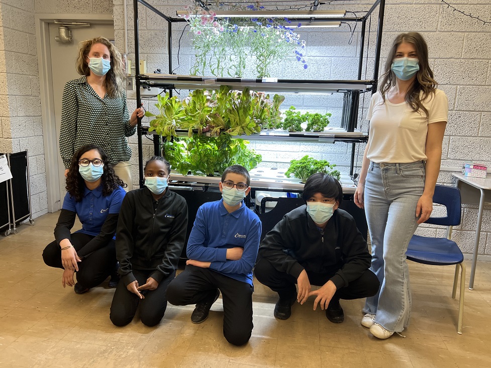 Jessica Parenteau (à droite) et ses élèves Hida, Manuela, Hussein et Yama ont été les premiers à profiter du jardin, une initiative d’Isabelle Labrie.