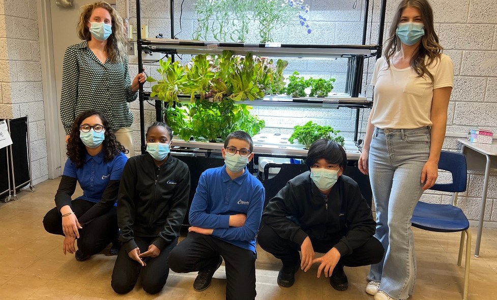 Jessica Parenteau (à droite) et ses élèves Hida, Manuela, Hussein et Yama ont été les premiers à profiter du jardin, une initiative d’Isabelle Labrie.