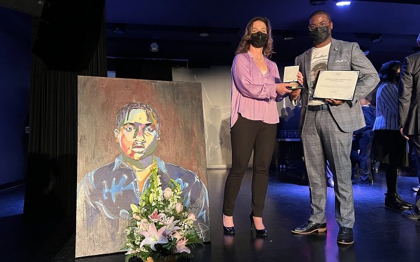 La députée Paule Robitaille a remis la médaille de l’Assemblée nationale du Québec au frère de Riley, Joey Valcin.