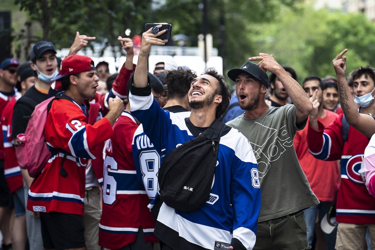 Des fans du Canadien de Montr&eacute;al narguent un partisan du Lightning de Tampa Bay lors des s&eacute;ries &eacute;liminatoires de la LNH en juin 2021.