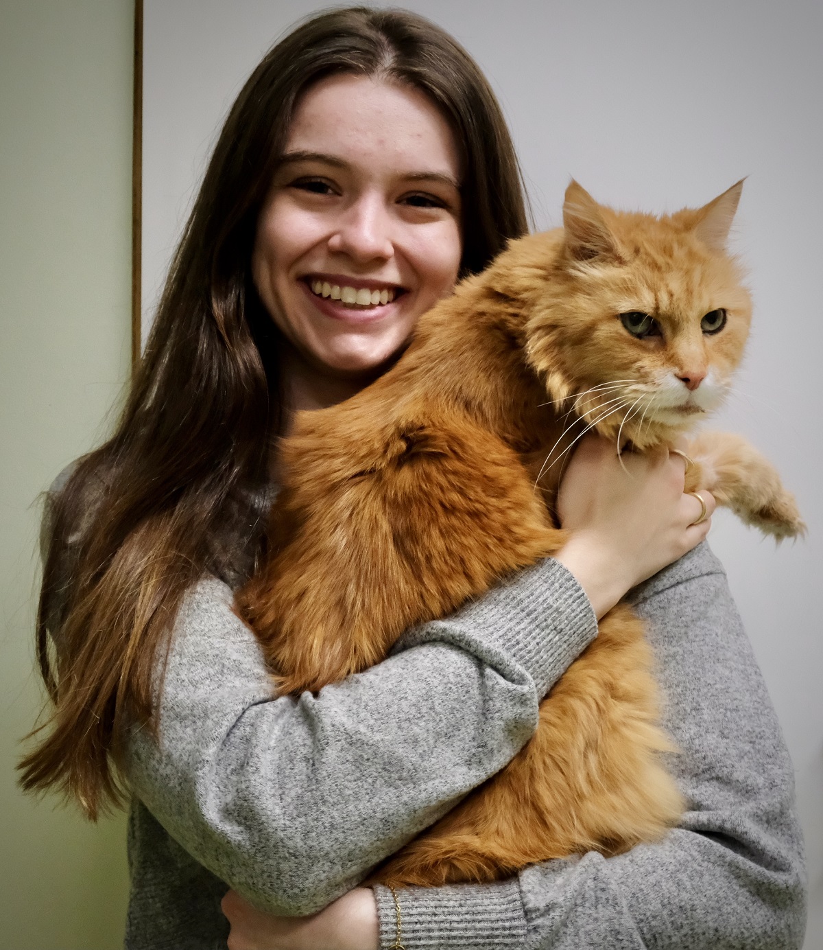 Amélie Roy avec le chat Pacha. 