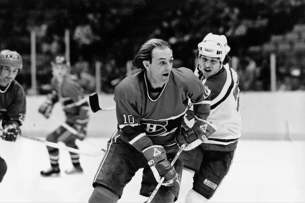 Guy Lafleur des Canadiens de Montréal, coupe Aaron Broten des Devils du New Jersey lors d'une partie en 1983.
