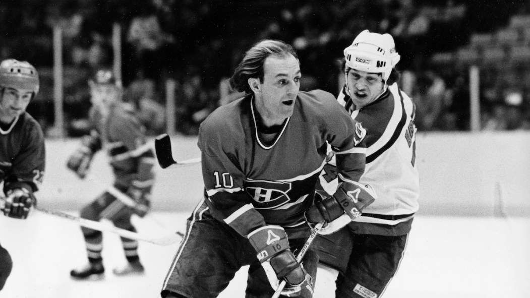 Guy Lafleur des Canadiens de Montréal, coupe Aaron Broten des Devils du New Jersey lors d'une partie en 1983.