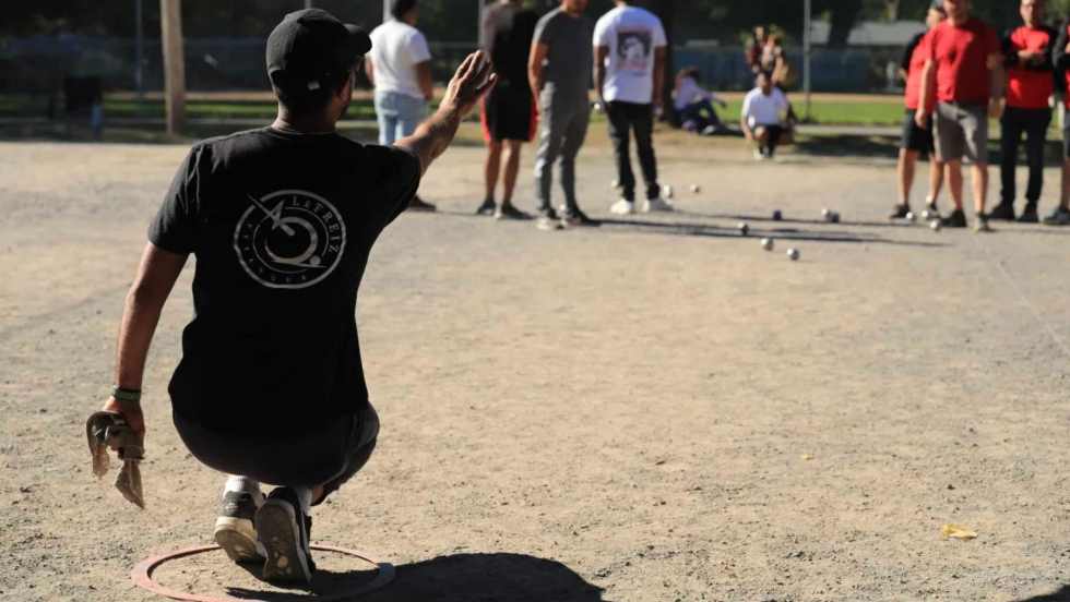 un homme joue à la pétanque dans un parc de Montréal