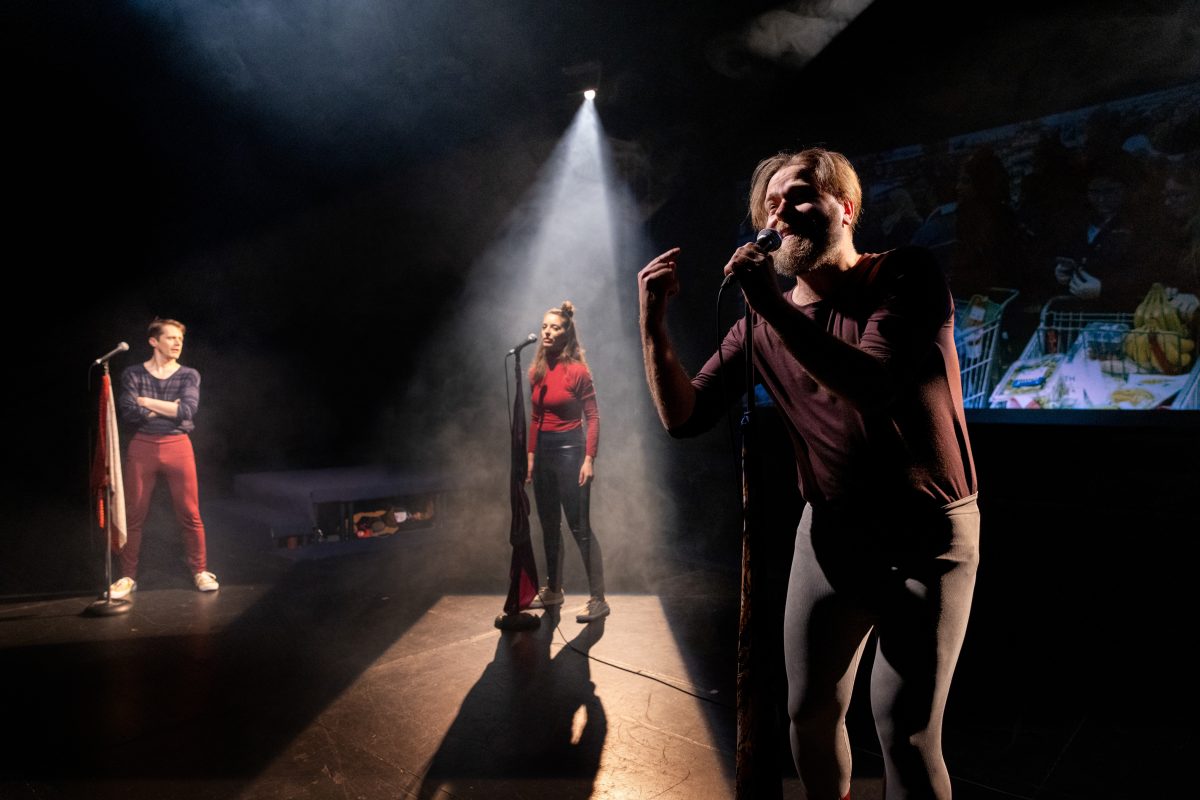 La pièce de théâtre amène le spectateur dans un futur proche et une société profondément divisée.